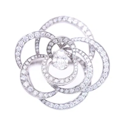 Pre-owned Chanel Camellia White White Gold (18k) Band Ring ()