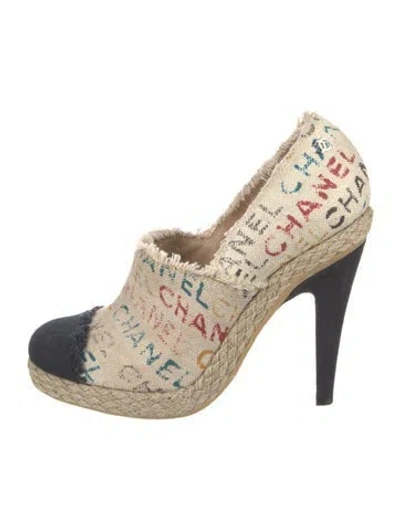 Pre-owned Chanel Canvas Printed Pumps In White