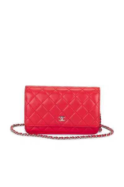Pre-owned Chanel Caviar Classic Wallet On Chain In Red