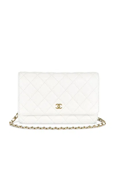 Pre-owned Chanel Caviar Wallet On Chain In White
