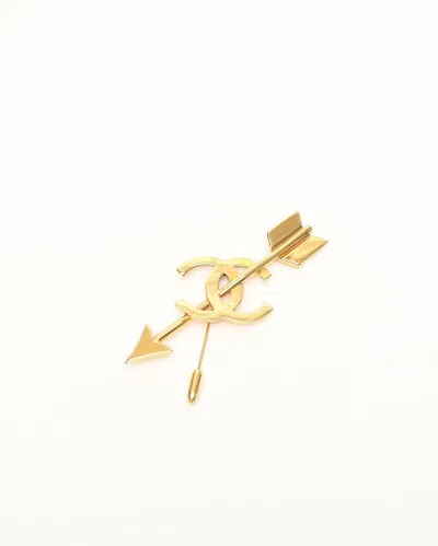 Pre-owned Chanel Cc Arrow Pin Brooch In Gold