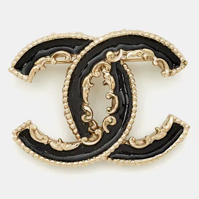Pre-owned Chanel Cc Black Enamel Baroque Gold Tone Pin Brooch