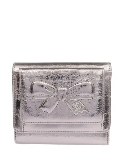 Pre-owned Chanel Cc Bow-detail Fold Wallet In Silver
