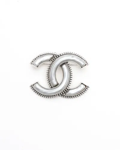 Pre-owned Chanel Cc Brooch In Silver