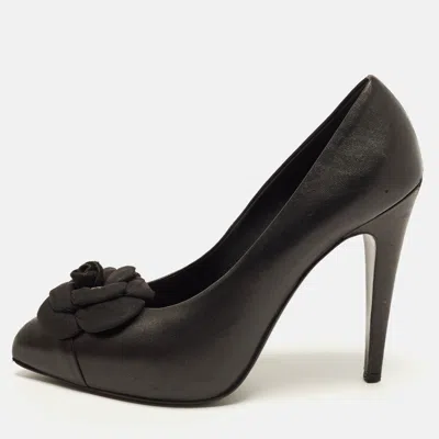Pre-owned Chanel Cc Camelia Size 38.5 Black Leather Cap Toe Pumps