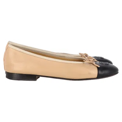 Pre-owned Chanel Cc Cap-toe Bow Ballet Flats In Nude Leather In Sand