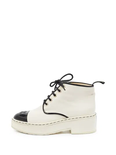 Pre-owned Chanel Cc Cap-toe Ankle Boots In White