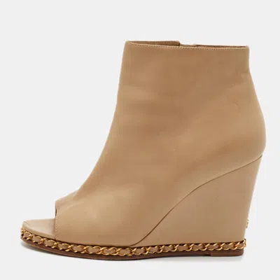 Pre-owned Chanel Cc Chain Link Size 38 Beige Leather Wedge Ankle Length Boots In Sand