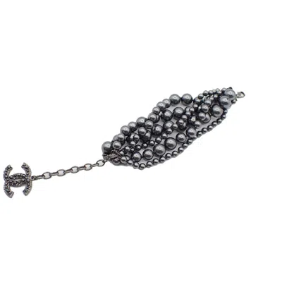 Pre-owned Chanel Cc Charm Bracelet Faux Pearls And Metal _plated Bracelet Jewelry () In Black