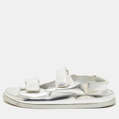 Pre-owned Chanel Cc Dad Size 38 Silver Patent Leather Slingback Flat Sandals