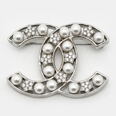 Pre-owned Chanel Cc Faux Pearl Crystals Silver Tone Brooch