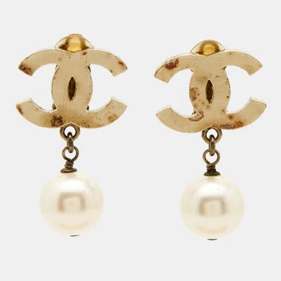 Pre-owned Chanel Cc Faux Pearl Gold Tone Earrings