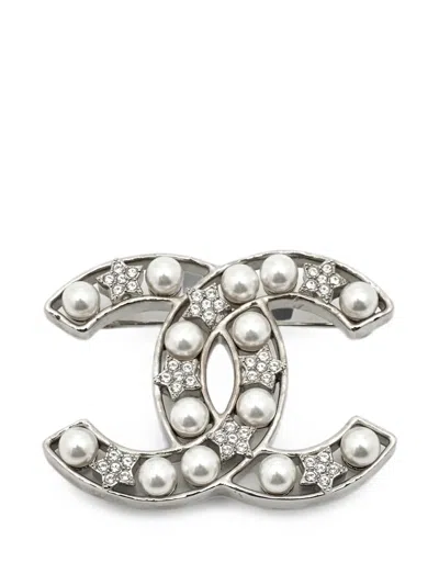 Pre-owned Chanel Cc Faux-pearl Brooch In Silver