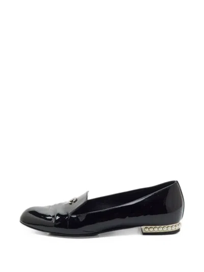 Pre-owned Chanel Cc Faux-pearl Loafers In Black