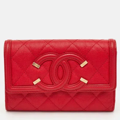 Pre-owned Chanel Cc Filigree Red Quilted Caviar Leather Compact Wallet