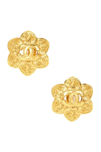 Pre-owned Chanel Cc Flower Clip-on Earrings In Gold
