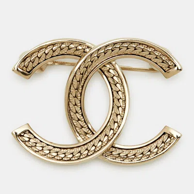 Pre-owned Chanel Cc Gold Tone Brooch