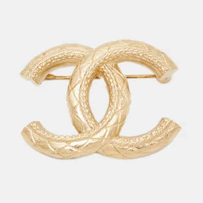 Pre-owned Chanel Cc Gold Tone Metal Brooch