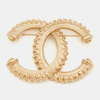 Pre-owned Chanel Cc Gold Tone Textured Pin Brooch