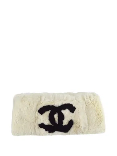 Pre-owned Chanel Cc Interlocking Fur Scarf In White