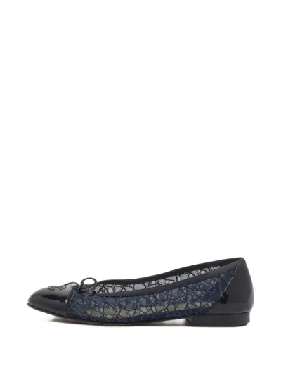 Pre-owned Chanel Cc Lace Pumps In Black