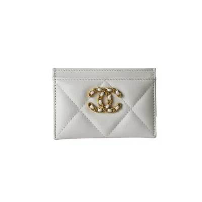 Pre-owned Chanel Cc Lambskin Quilted  19 Card Holder White