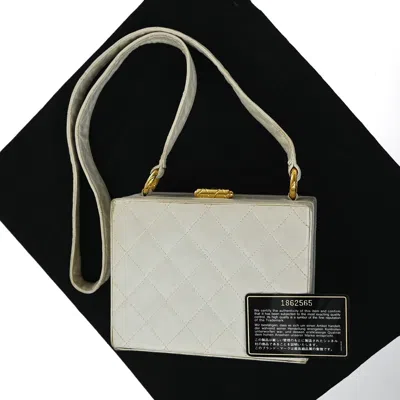 Pre-owned Chanel Cc Logo Chain Handbag Canvas And Leather Calfskin Handbag () In White