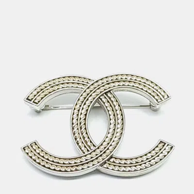 Pre-owned Chanel Cc Logo Gold Resin Brooch In Silver