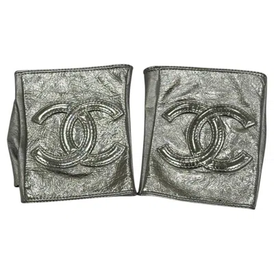 Pre-owned Chanel Cc Logo Metallic Silver Fingerless Gloves - Size 7