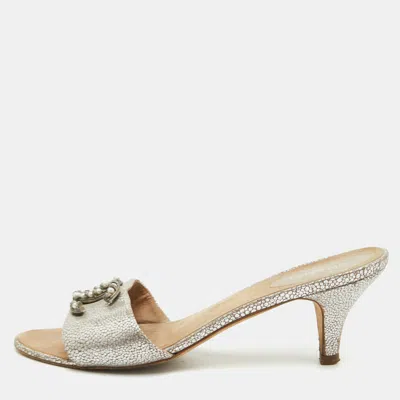 Pre-owned Chanel Cc Logo Size 39 Silver Metallic Leather Slide Sandals