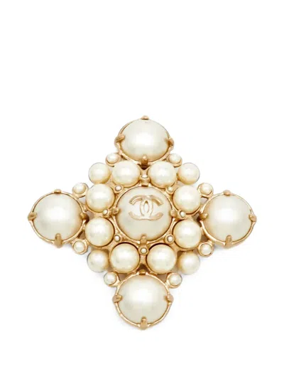 Pre-owned Chanel Cc Logo-motif Faux-pearl Brooch In Gold