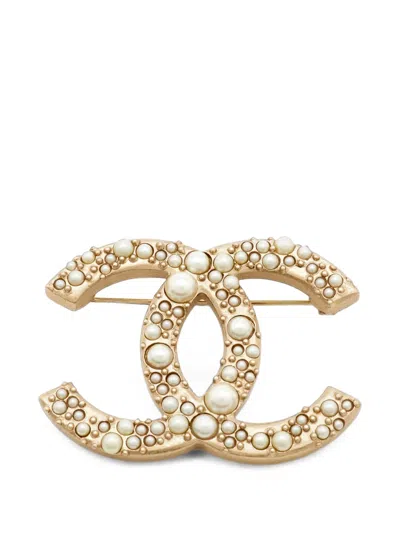 Pre-owned Chanel Cc Logo-motif Faux-pearl Brooch In Gold