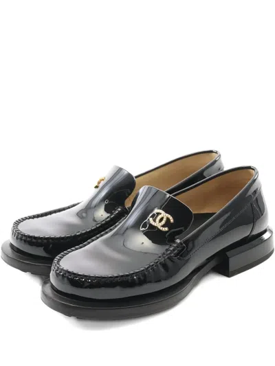Pre-owned Chanel Cc Mark Patent-leather Loafers In Black
