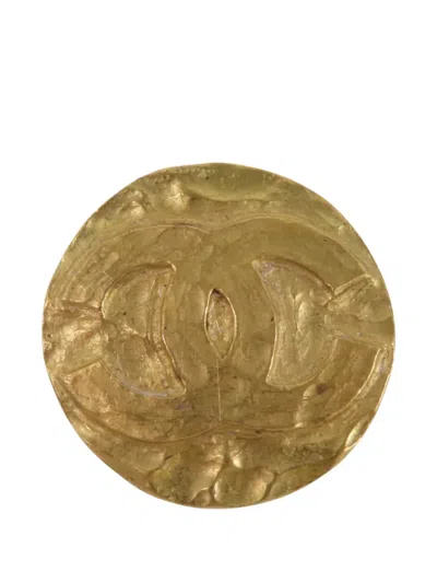 Pre-owned Chanel Cc Medallion Brooch In Gold