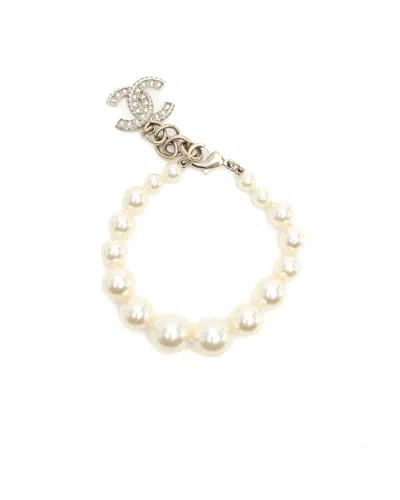 Pre-owned Chanel Cc Pearl Bracelet In White