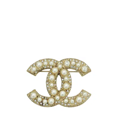 Pre-owned Chanel Cc Pearl Crystal Brooch In White