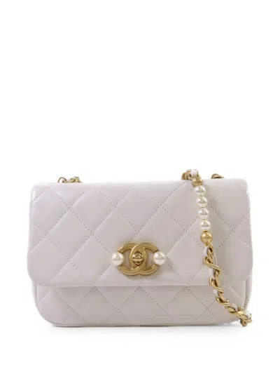 Pre-owned Chanel Cc Pearl-details Quilted Leather Shoulder Bag In White
