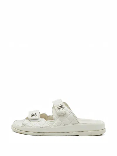 Pre-owned Chanel Cc Quilted Leather Sandals In White