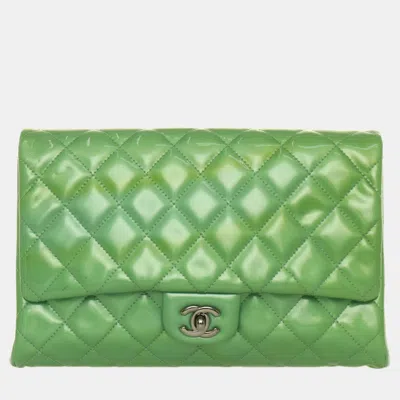 Pre-owned Chanel Cc Quilted Patent Clutch Chain Flap Bag In Green