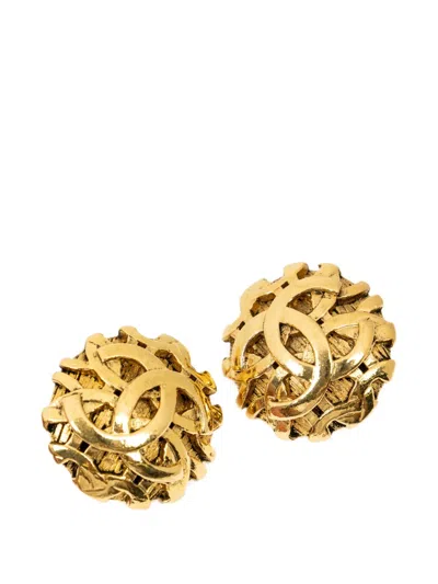 Pre-owned Chanel Cc Round Clip-on Earrings In Gold