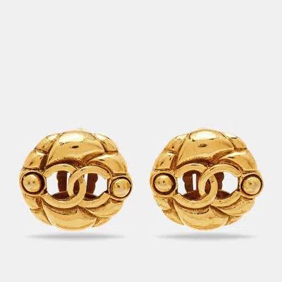 Pre-owned Chanel Cc Round Gold Tone Clip-on Stud Earrings