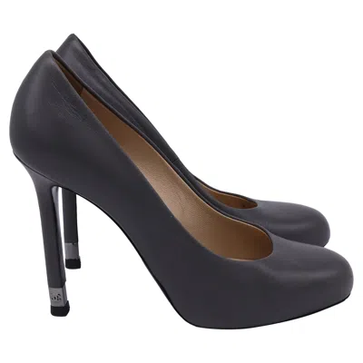 Pre-owned Chanel Cc Round-toe Pumps In Grey Leather In Gray