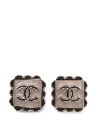 Pre-owned Chanel Cc Scalloped Earrings In Gold