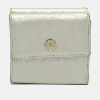 Pre-owned Chanel Cc Silver Leather Compact Trifold Wallet
