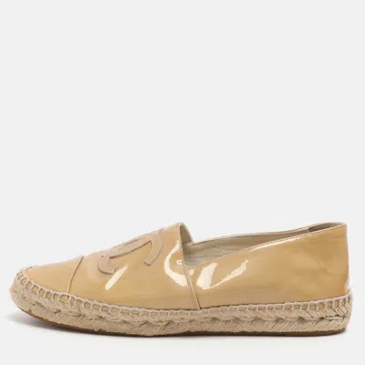 Pre-owned Chanel Cc Size 38 Beige Patent Leather Espadrille Flats In Sand