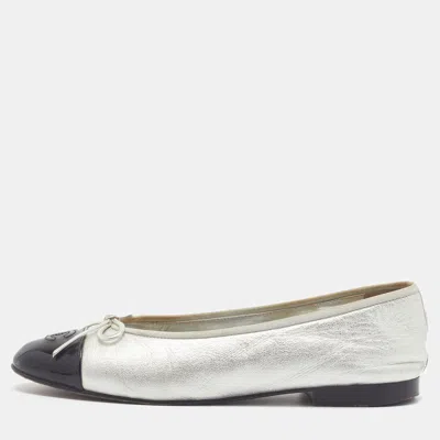 Pre-owned Chanel Cc Size 39 Silver/black Leather And Patent Leather Ballet Flats