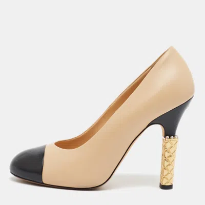 Pre-owned Chanel Cc Size 39.5 Beige/black Leather Faux Pearl Cap Toe Pumps In Sand