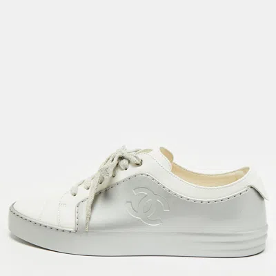 Pre-owned Chanel Cc Size 39.5 Silver/white Leather And Rubber Lace Up Sneakers