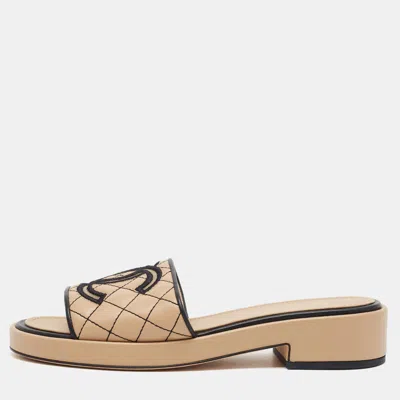 Pre-owned Chanel Cc Size 40 Beige/black Lace And Leather Slide Sandals