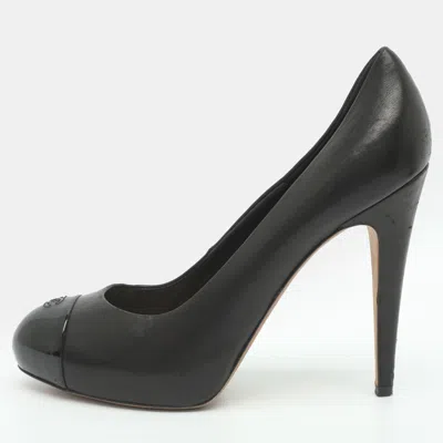 Pre-owned Chanel Cc Size 40 Black Leather And Patent Leather Pumps